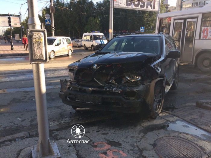 BMW X5 врезался в Toyota Corolla и отлетел к тротуару BMW X5 врезался в Toyota Corolla и отлетел к тротуару