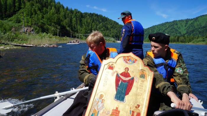 Священнослужители прошли на катере 150 км по Томи в крестном сплаве (фото)