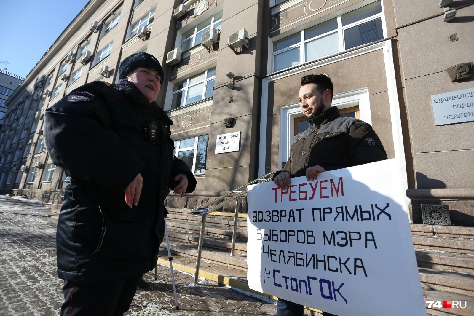 Возле Бориса Золотаревского дежурят двое полицейских, хотя одиночный пикет разрешён законом Возле Бориса Золотаревского дежурят двое полицейских, хотя одиночный пикет разрешён законом