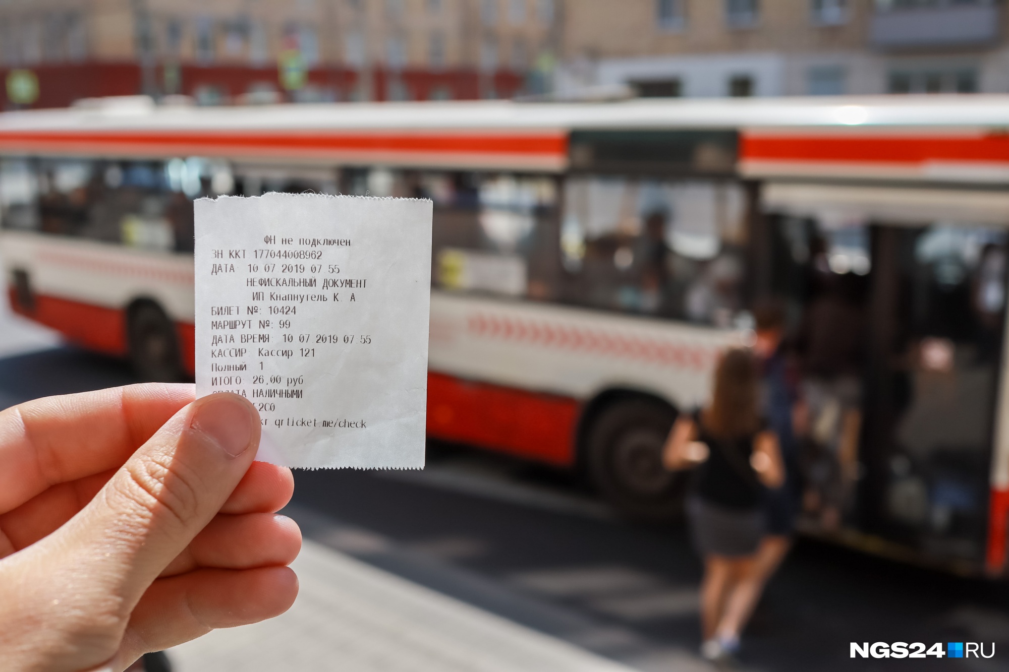 Пассажирам в автобусах Красноярска стали выдавать чеки вместо билетов