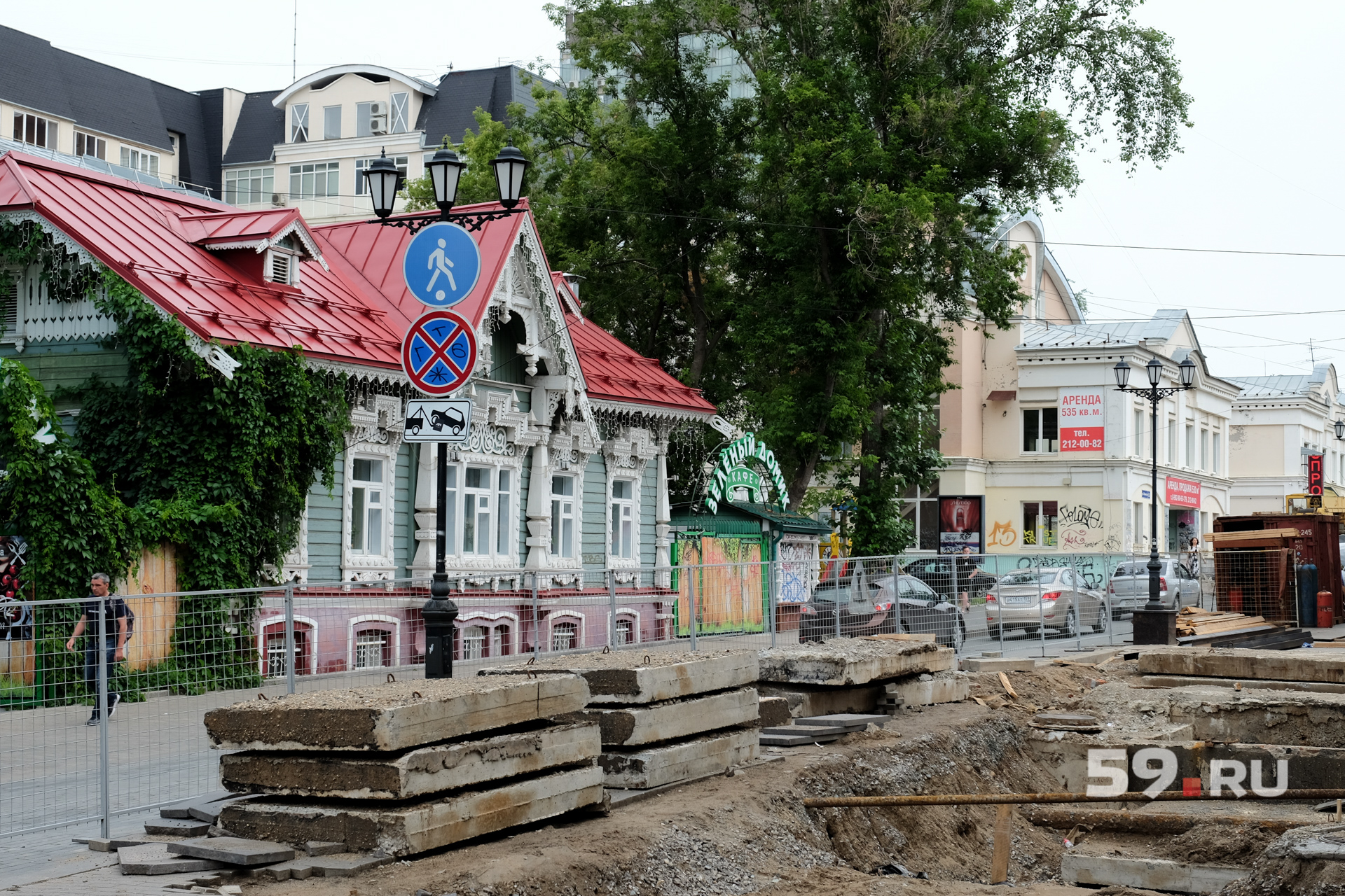После замены труб ресурсники должны будут восстановить плитку на улице Пермской