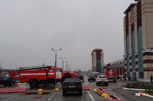К торговому центру приехало несколько бригад из ближайшей пожарно-спасательной части К торговому центру приехало несколько бригад из ближайшей пожарно-спасательной части