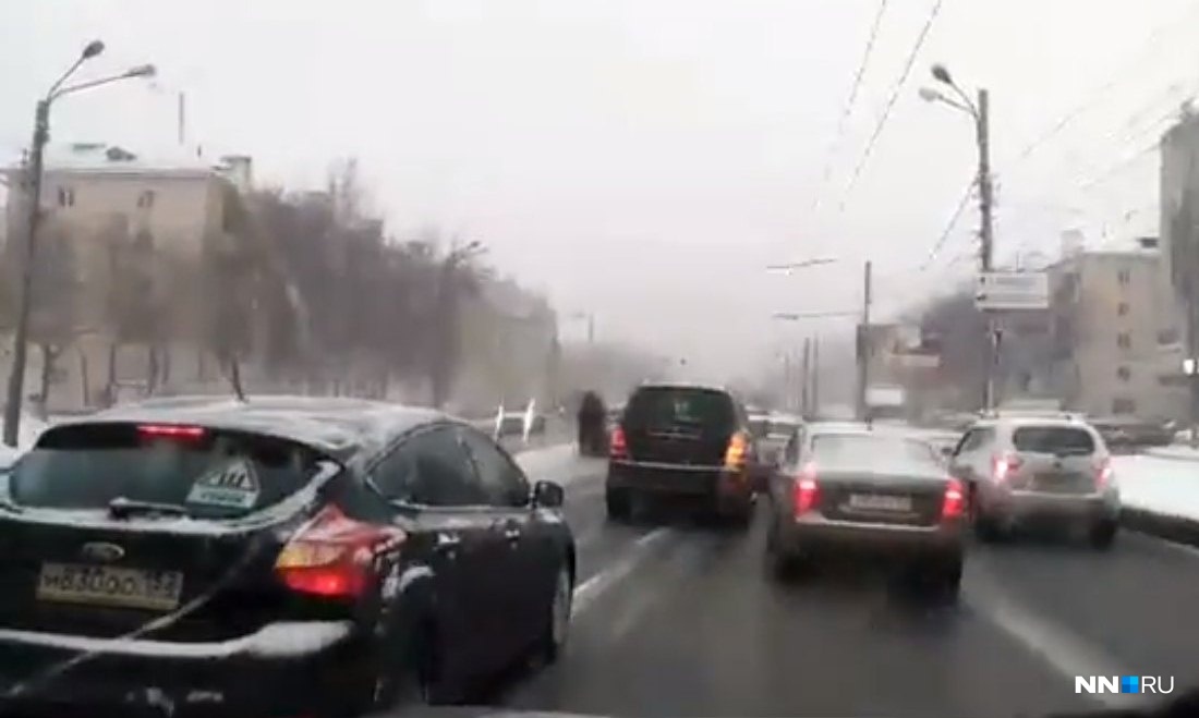 Каток и масса ДТП. В Нижнем Новгороде дороги замерзают на глазах