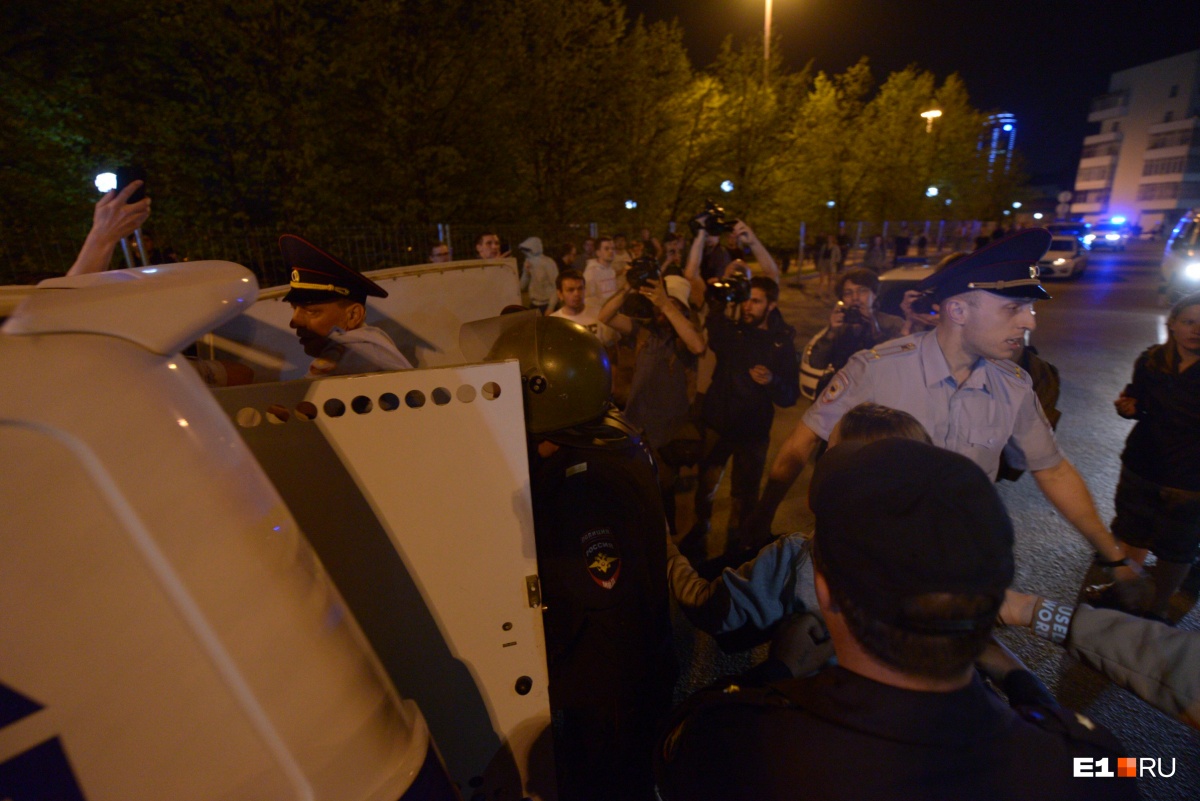 Ещё одного мужчину в отдел полиции забрали ночью Ещё одного мужчину в отдел полиции забрали ночью