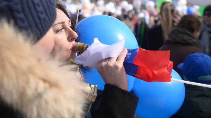 Пили водку, завернутую во флаг: официальные профсоюзы прошлись колоннами по центру Екатеринбурга