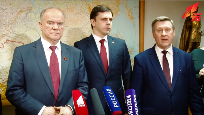 Геннадий Зюганов (слева) и Анатолий Локоть (справа) на брифинге после заседания президиума ЦК КПРФ Геннадий Зюганов (слева) и Анатолий Локоть (справа) на брифинге после заседания президиума ЦК КПРФ