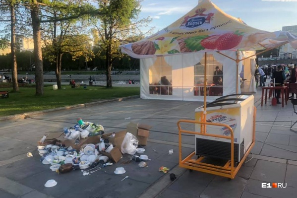 Горожане обратили внимание на горы мусора на Плотинке в минувшие выходные Горожане обратили внимание на горы мусора на Плотинке в минувшие выходные