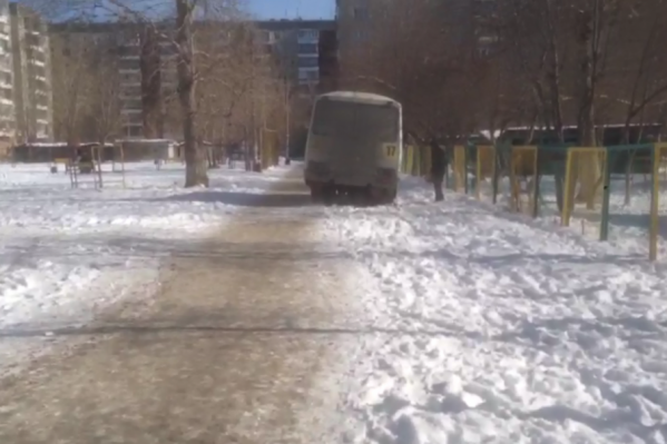 Жильцы дома намерены написать жалобу в управление транспорта Жильцы дома намерены написать жалобу в управление транспорта