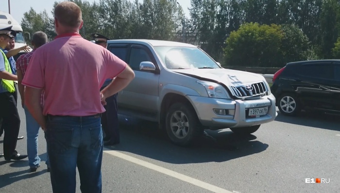 Повреждённый автомобиль бизнесмена после наезда на велосипедиста Повреждённый автомобиль бизнесмена после наезда на велосипедиста