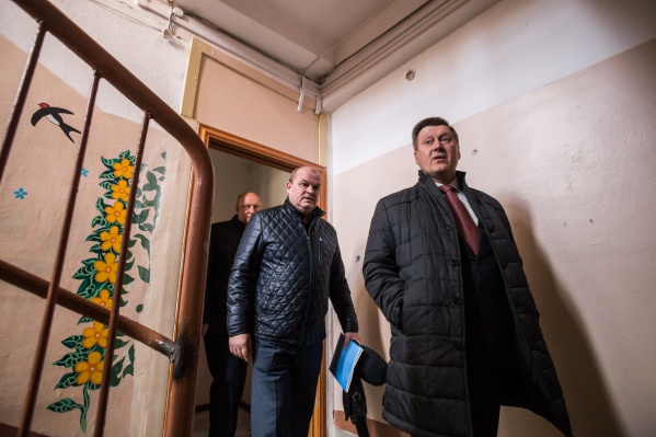 Мэр провел выездное совещание в здании будущего детского сада Мэр провел выездное совещание в здании будущего детского сада
