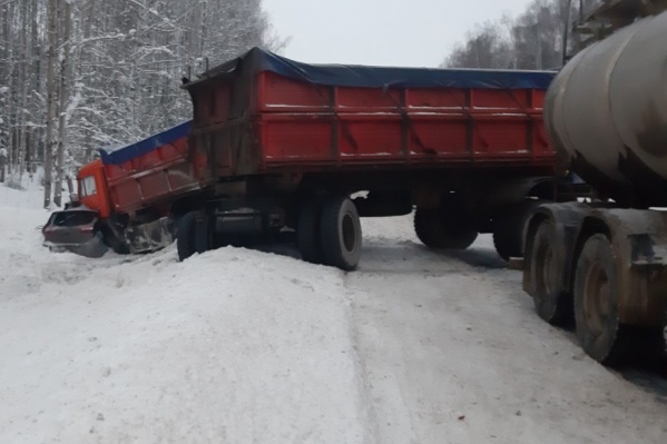 Большегруз зажал иномарку в кювете Большегруз зажал иномарку в кювете