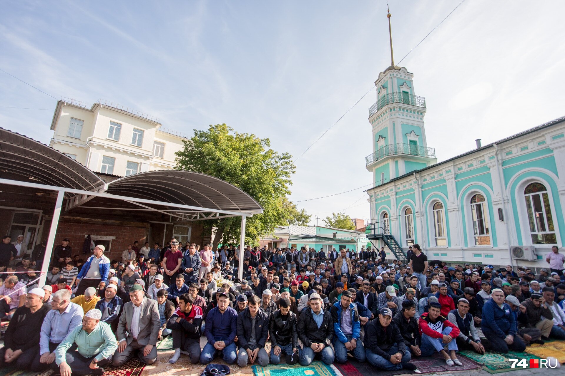 Площадь перед мечетью Махалля вся забита Площадь перед мечетью Махалля вся забита 