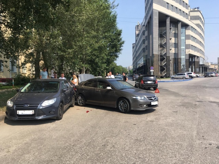 Honda Accord ударился в припаркованный Ford Focus Honda Accord ударился в припаркованный Ford Focus