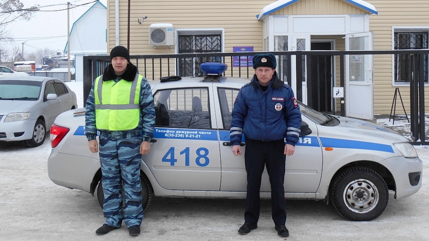 Полицейские помогли потушить автомобиль на зауральской трассе
