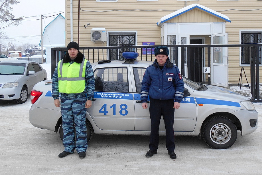 Полицейские помогли потушить автомобиль на зауральской трассе