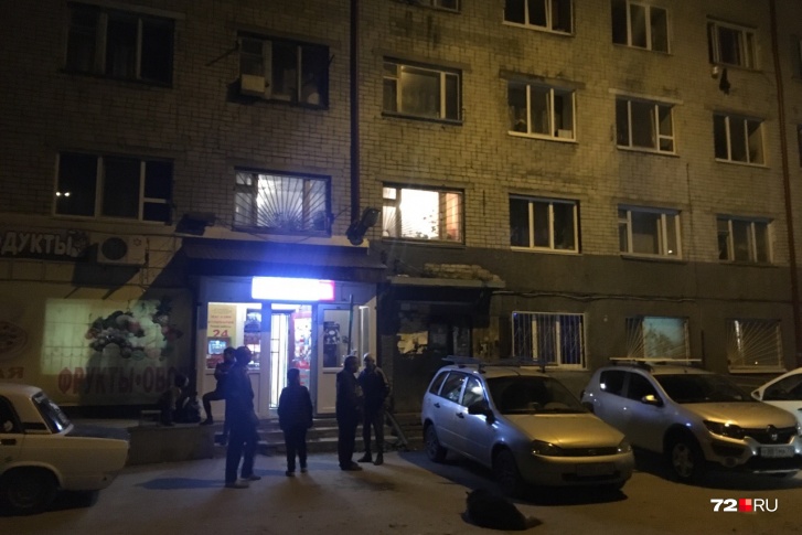 В 23 часа у дома осталось несколько жильцов. Большинство других успели уехать к родным или в гостиницу «Колос» В 23 часа у дома осталось несколько жильцов. Большинство других успели уехать к родным или в гостиницу «Колос»