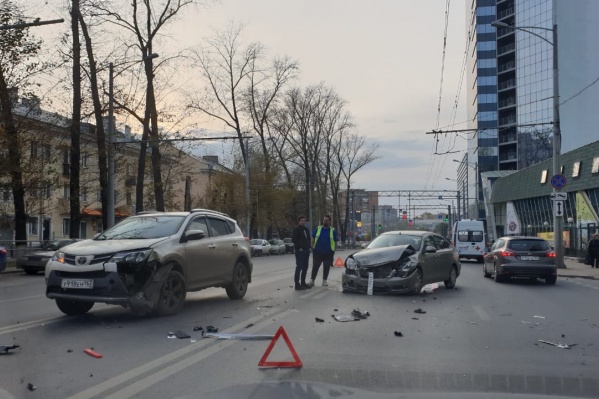Участники аварии заняли половину дороги Участники аварии заняли половину дороги