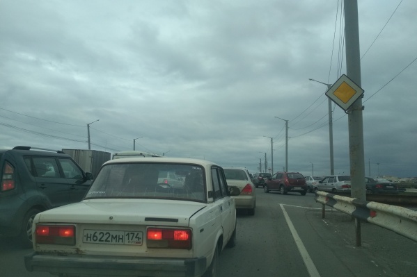 Пробка начинается на Дзержинского и тянется по всему мосту до улицы Доватора Пробка начинается на Дзержинского и тянется по всему мосту до улицы Доватора