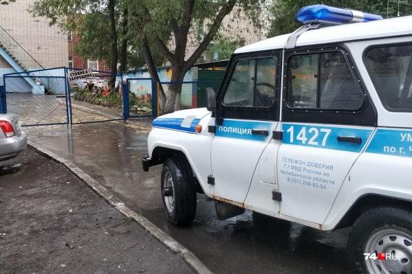 — Мамина, 19а, садик № 300, — сообщает автор снимка. — Надпись на заборе: «Стоянка запрещена». Обычно здесь паркуются родители, которые не в состоянии пройти пару лишних метров, чтобы забрать своих детей, но в этот раз пример подаёт экипаж ППС — Мамина, 19а, садик № 300, — сообщает автор снимка. — Надпись на заборе: «Стоянка запрещена». Обычно здесь паркуются родители, которые не в состоянии пройти пару лишних метров, чтобы забрать своих детей, но в этот раз пример подаёт экипаж ППС