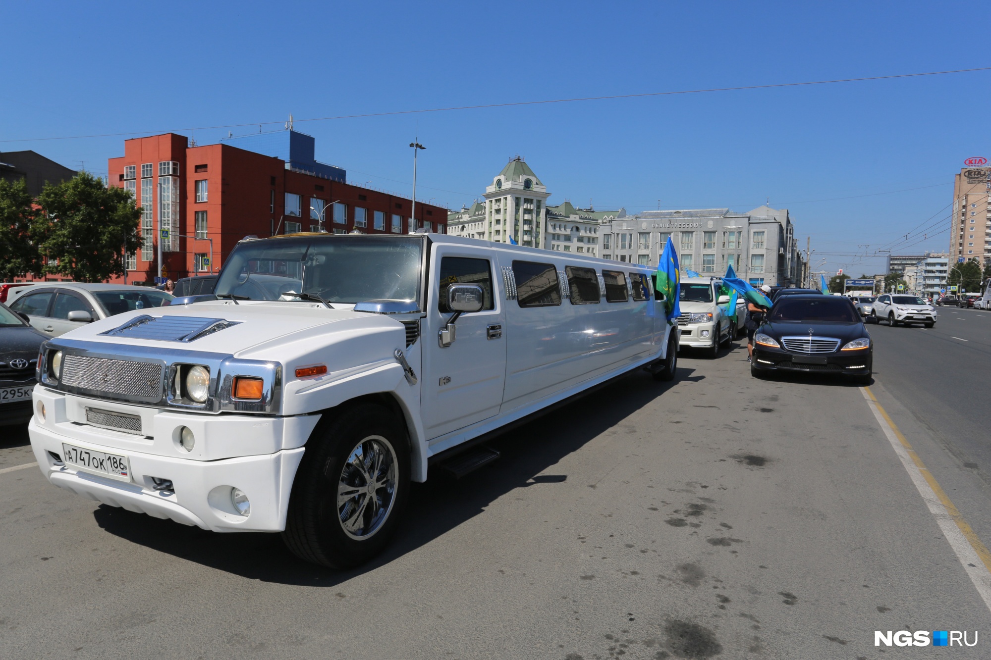 На площади Ленина припарковался лимузин с флагами ВДВ