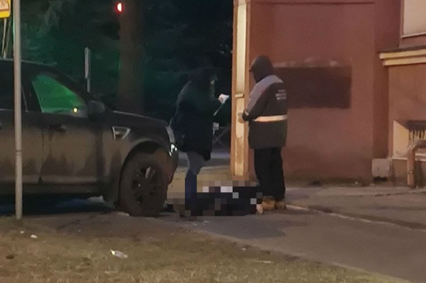 Мужчина в костюме лежал обездвиженный на тротуаре Мужчина в костюме лежал обездвиженный на тротуаре 