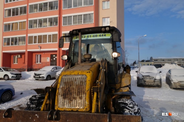 Техника должна была убрать снег и поставить забор Техника должна была убрать снег и поставить забор 