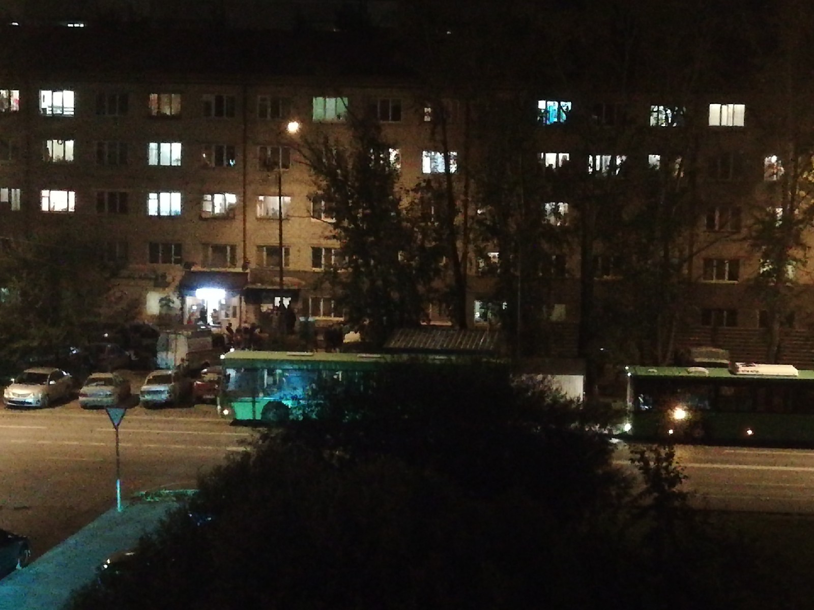 Людей вывозили на автобусах. Жители опасной пятиэтажки на Ставропольской спешно покидали дом