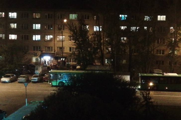Несколько десятков человек с сумками шли в автобусы, чтобы уехать в гостиницу из опасного дома Несколько десятков человек с сумками шли в автобусы, чтобы уехать в гостиницу из опасного дома
