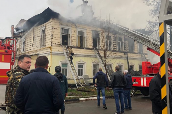 Пламя охватило весь дом Пламя охватило весь дом