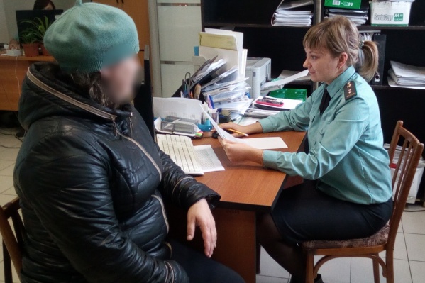 В один из визитов женщина в беседе с приставом призналась, что не может устроиться на работу из-за заболевания В один из визитов женщина в беседе с приставом призналась, что не может устроиться на работу из-за заболевания 