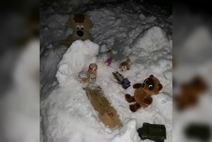 Снаружи дом почти не пострадал, но внутри выгорел полностью Снаружи дом почти не пострадал, но внутри выгорел полностью