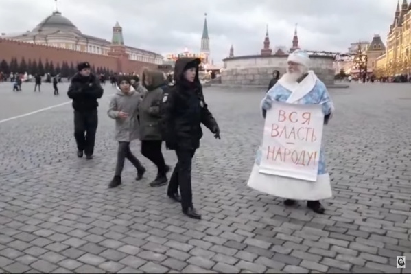 Полицейские заявили, что пикетировать на Красной площади нельзя Полицейские заявили, что пикетировать на Красной площади нельзя