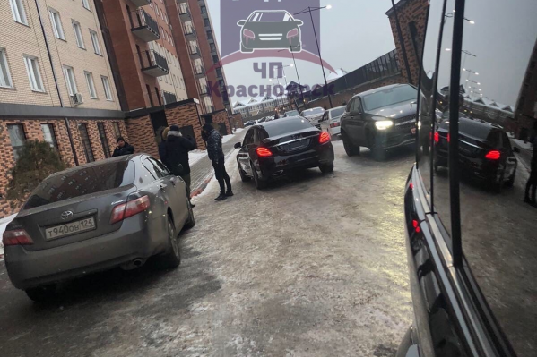 Владельцы квартир начали блокировать въезды и выезды Владельцы квартир начали блокировать въезды и выезды