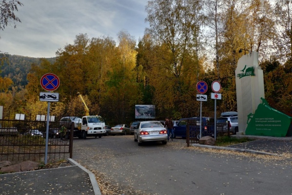 Если на обочине не хватает места, владельцы бросают авто поперек входа Если на обочине не хватает места, владельцы бросают авто поперек входа