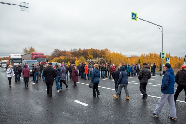 Местные жители перекрыли трассу федерального значения Местные жители перекрыли трассу федерального значения