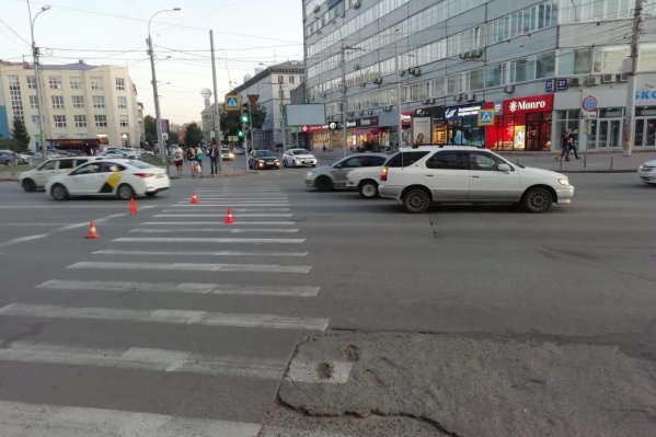 На месте аварии работала реанимация, полицейские и пожарные На месте аварии работала реанимация, полицейские и пожарные