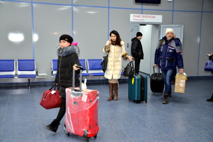 В зале есть кресла для встречающих, информационное табло и розетки для зарядки телефонов В зале есть кресла для встречающих, информационное табло и розетки для зарядки телефонов