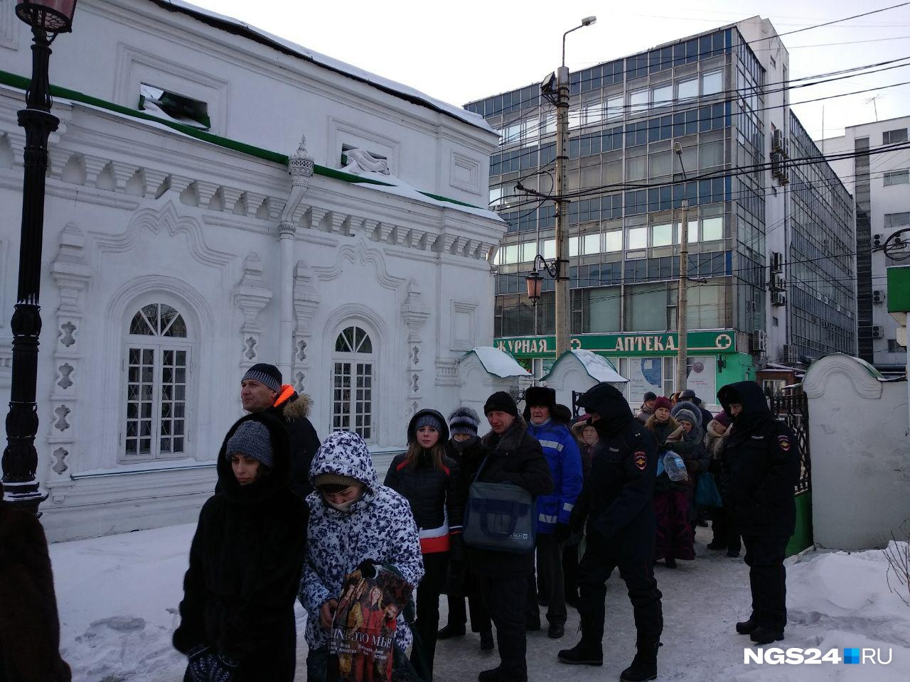 В очереди стоят люди всех возрастов В очереди стоят люди всех возрастов