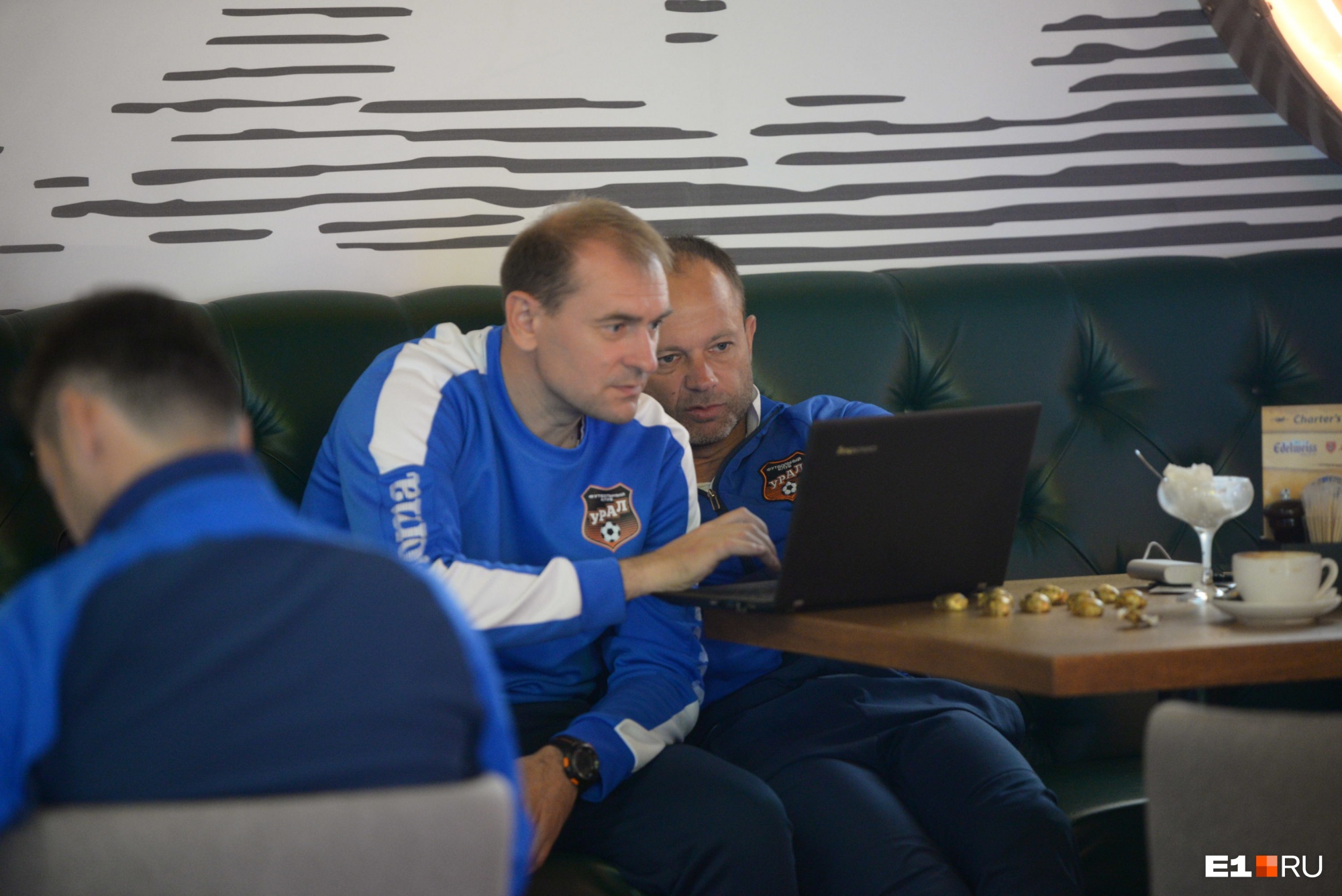 Даже в аэропорту главный тренер Дмитрий Парфёнов с помощником готовился к матчу