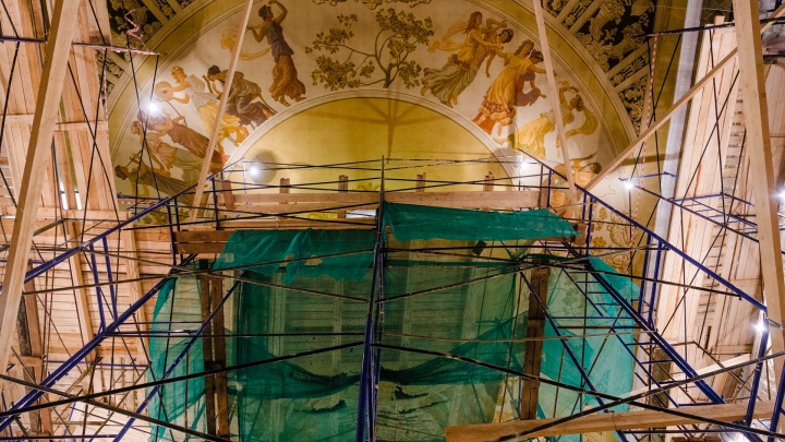 Головокружительный фоторепортаж из-под потолка Пермской оперы, где сейчас реставрируют роспись