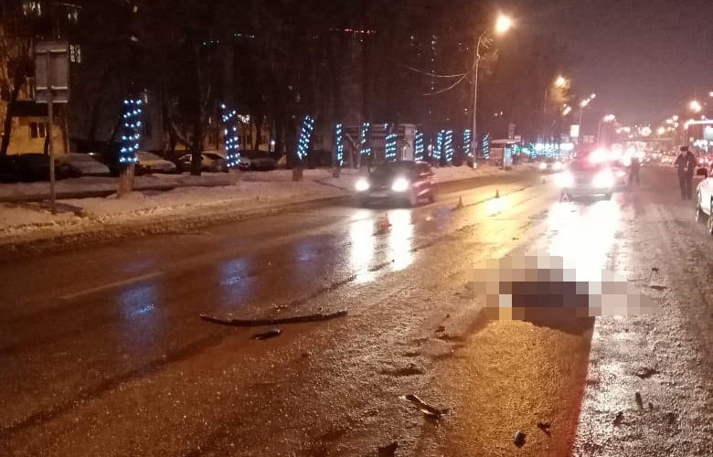 Молодой человек переходил дорогу в наушниках и мог не слышать, что ему сигналят<br><br> Молодой человек переходил дорогу в наушниках и мог не слышать, что ему сигналят<br><br>