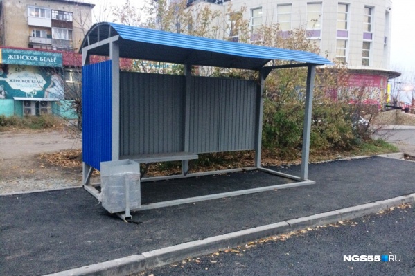 Урна возле остановки заботливо перемотана плёнкой Урна возле остановки заботливо перемотана плёнкой