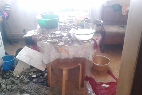 Штукатурка упала с потолка в доме на проспекте Ленина утром 7 марта Штукатурка упала с потолка в доме на проспекте Ленина утром 7 марта