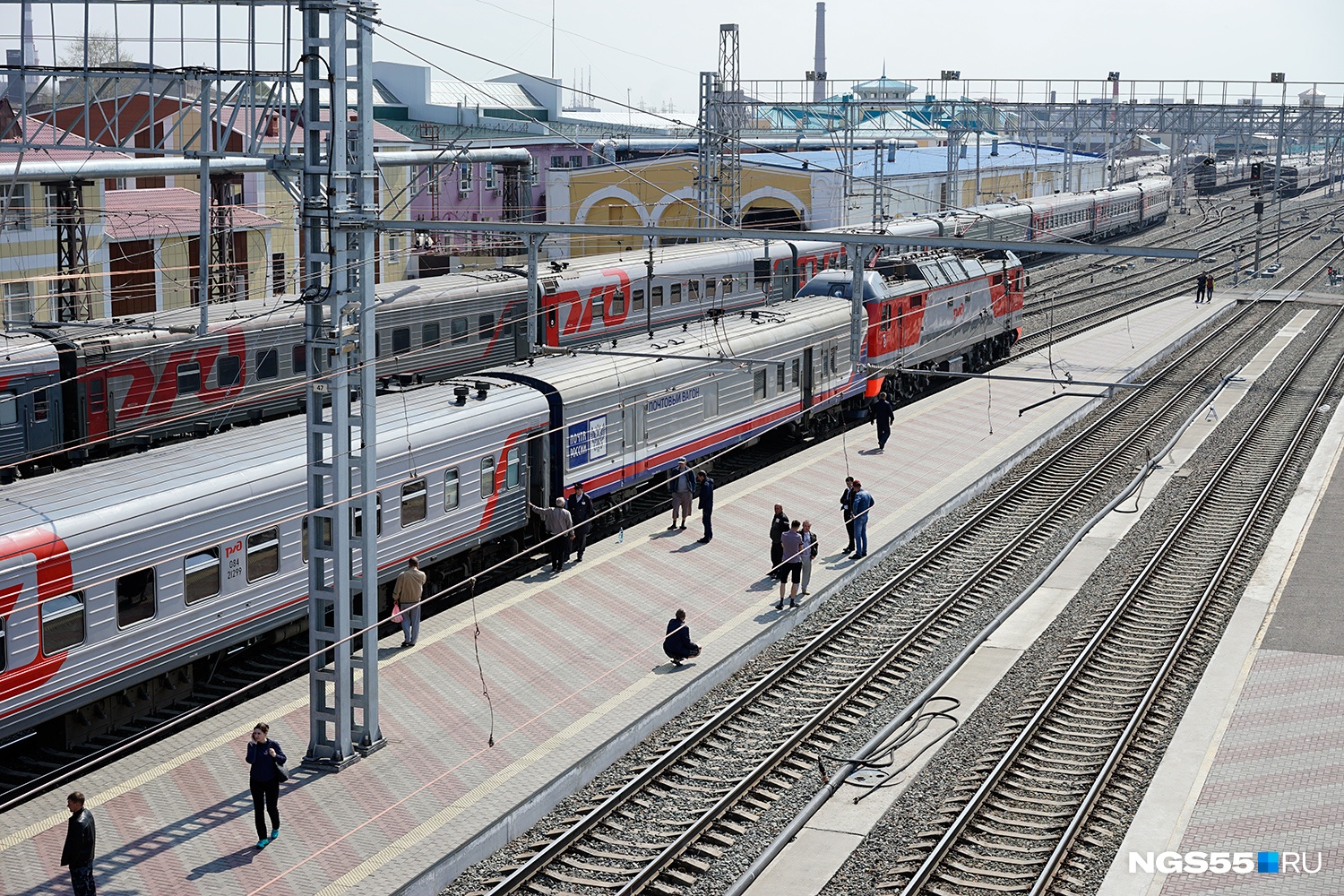 Ржд омск. Поезд Омск РЖД Омск. Омск Новосибирск РЖД. РЖД вокзал. Поезд ЖД вокзал.