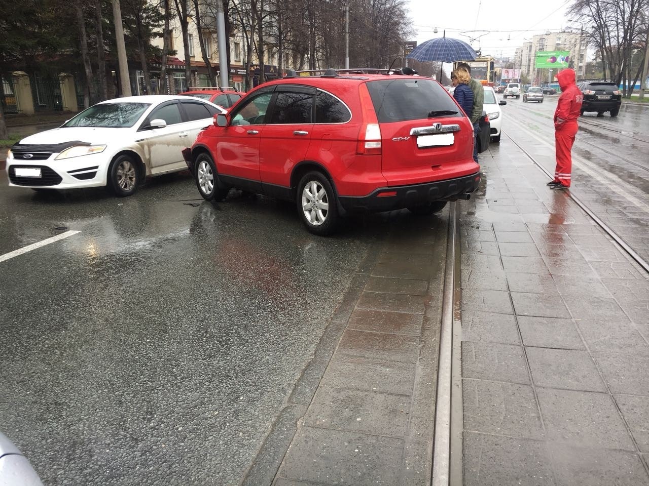 Авария произошла возле дома №26 на Богдана Хмельницкого Авария произошла возле дома №26 на Богдана Хмельницкого 