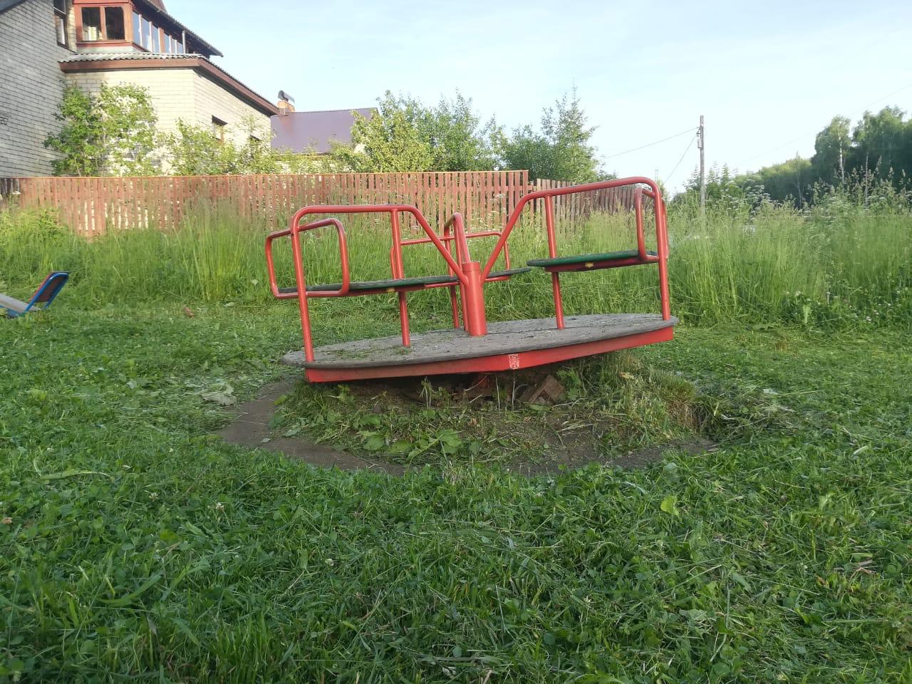 Детская площадка в этом дворе выглядит печально Детская площадка в этом дворе выглядит печально 