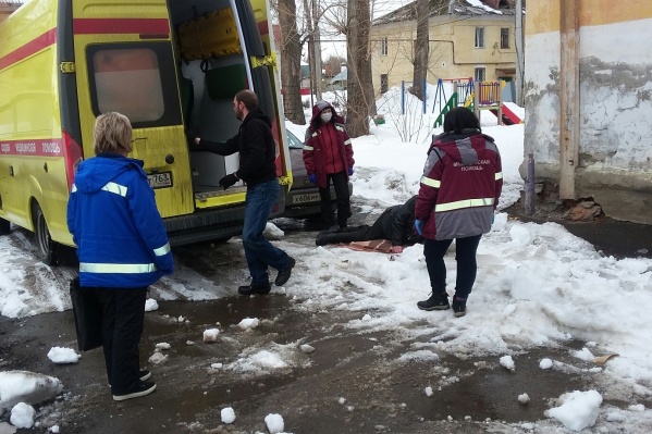 Сотрудники скорой доставили пострадавшего в больницу Сотрудники скорой доставили пострадавшего в больницу
