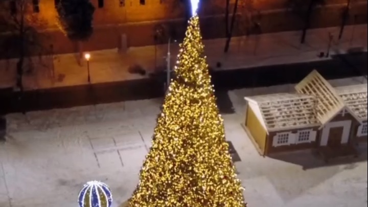 Видео дня. Смотрим на главную новогоднюю ёлку Нижнего Новгорода с высоты птичьего полёта