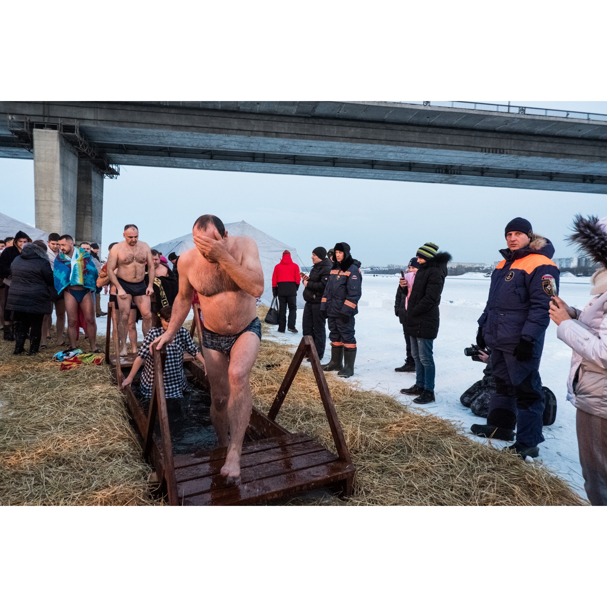 Спасатели рассказывали, что в этом году из-за хорошей погоды ожидают наплыва (в буквальном смысле) желающих окунуться — минимум 50 тысяч человек Спасатели рассказывали, что в этом году из-за хорошей погоды ожидают наплыва (в буквальном смысле) желающих окунуться — минимум 50 тысяч человек