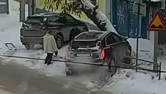 По официальной версии, за рулем в момент этого ДТП была женщина, но просмотр записи говорит, что на самом деле машиной управлял мужчина По официальной версии, за рулем в момент этого ДТП была женщина, но просмотр записи говорит, что на самом деле машиной управлял мужчина